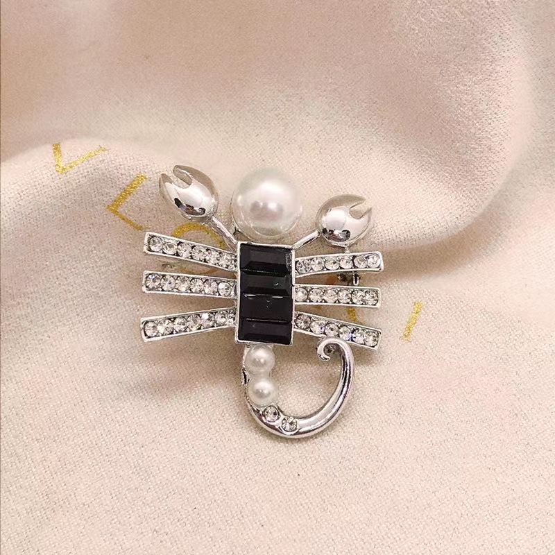 Scorpion fashion brooch
