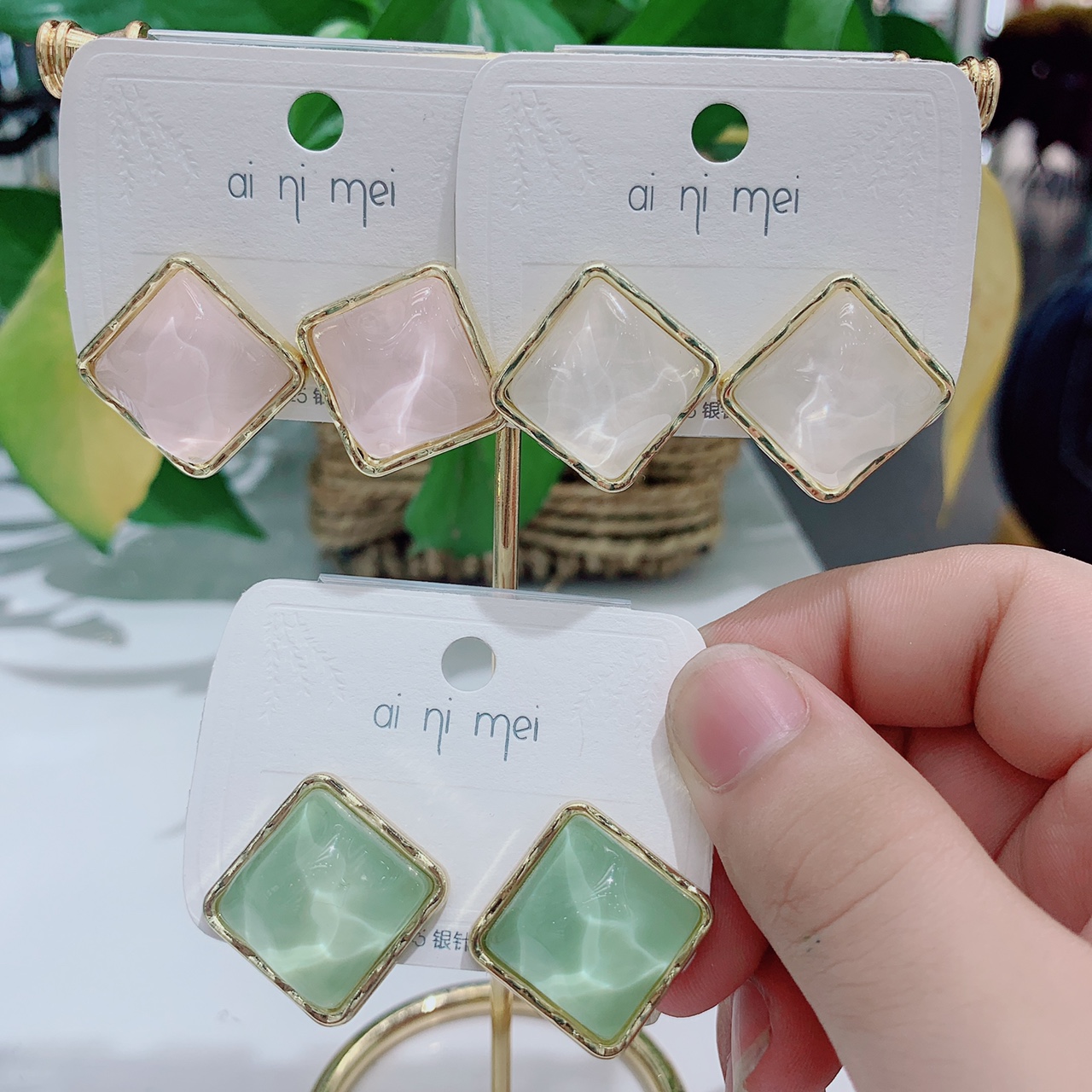 High-end, grand and exaggerated large earrings made of wood, women's niche design sense, individual and elegant stud earrings, 2021 new trend
