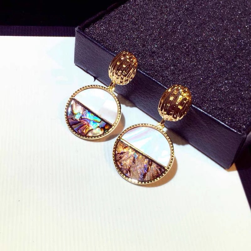 Elegant and high-end, round shell, colorful stud earrings, versatile for women, light luxury mother-of-pearl earrings, Korean personality, Internet celebrity earrings Specification image