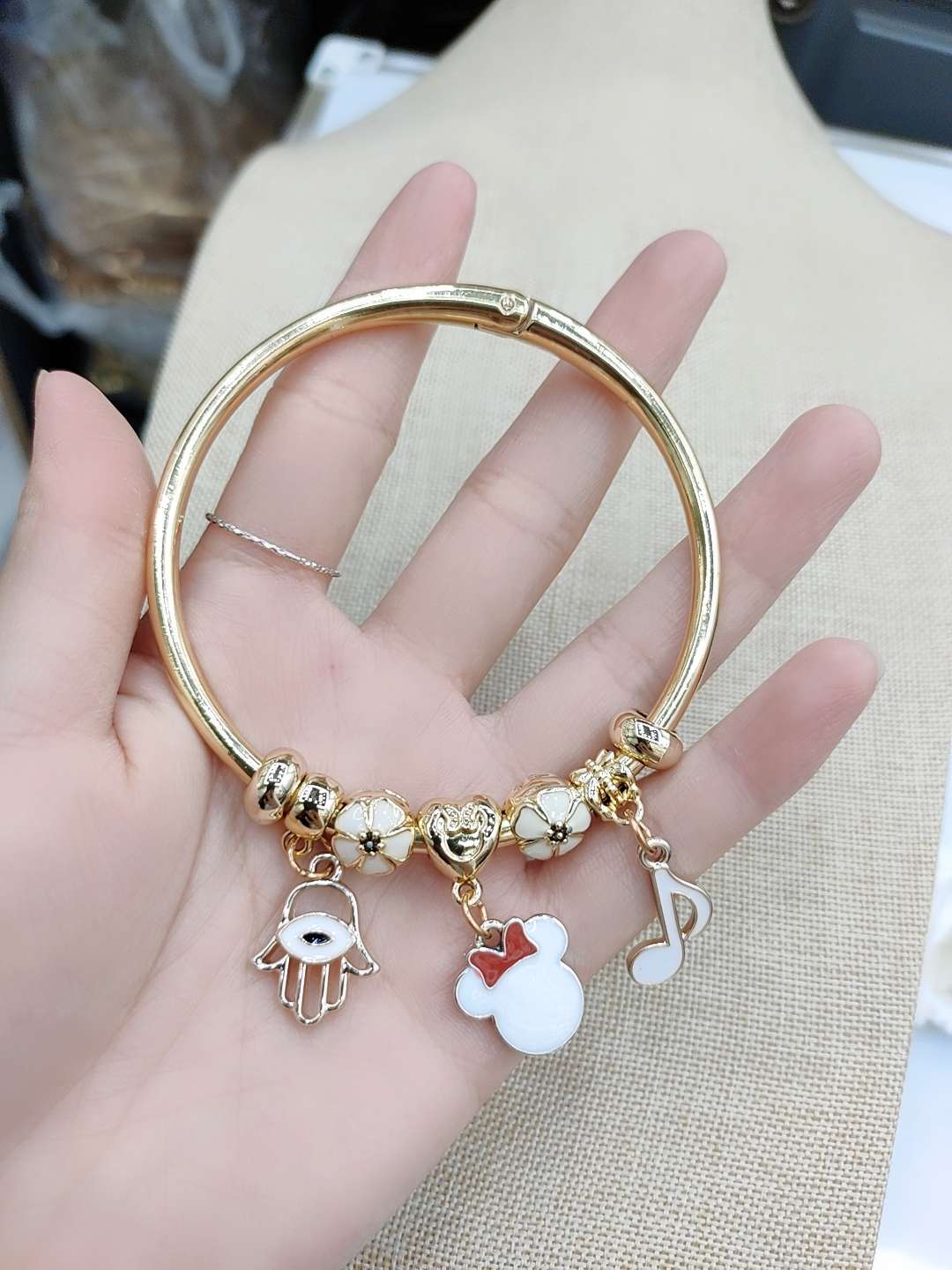 Pandora bracelet, women's pure silver beads, loose beads, stringing beads, diy white accessories, pacifier, bear bracelet, Little Red Book Application Scenario