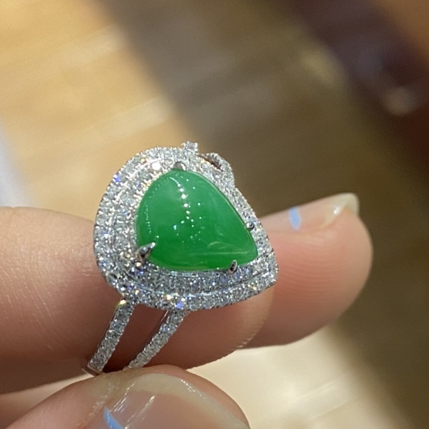 水滴型翡翠镶嵌戒指