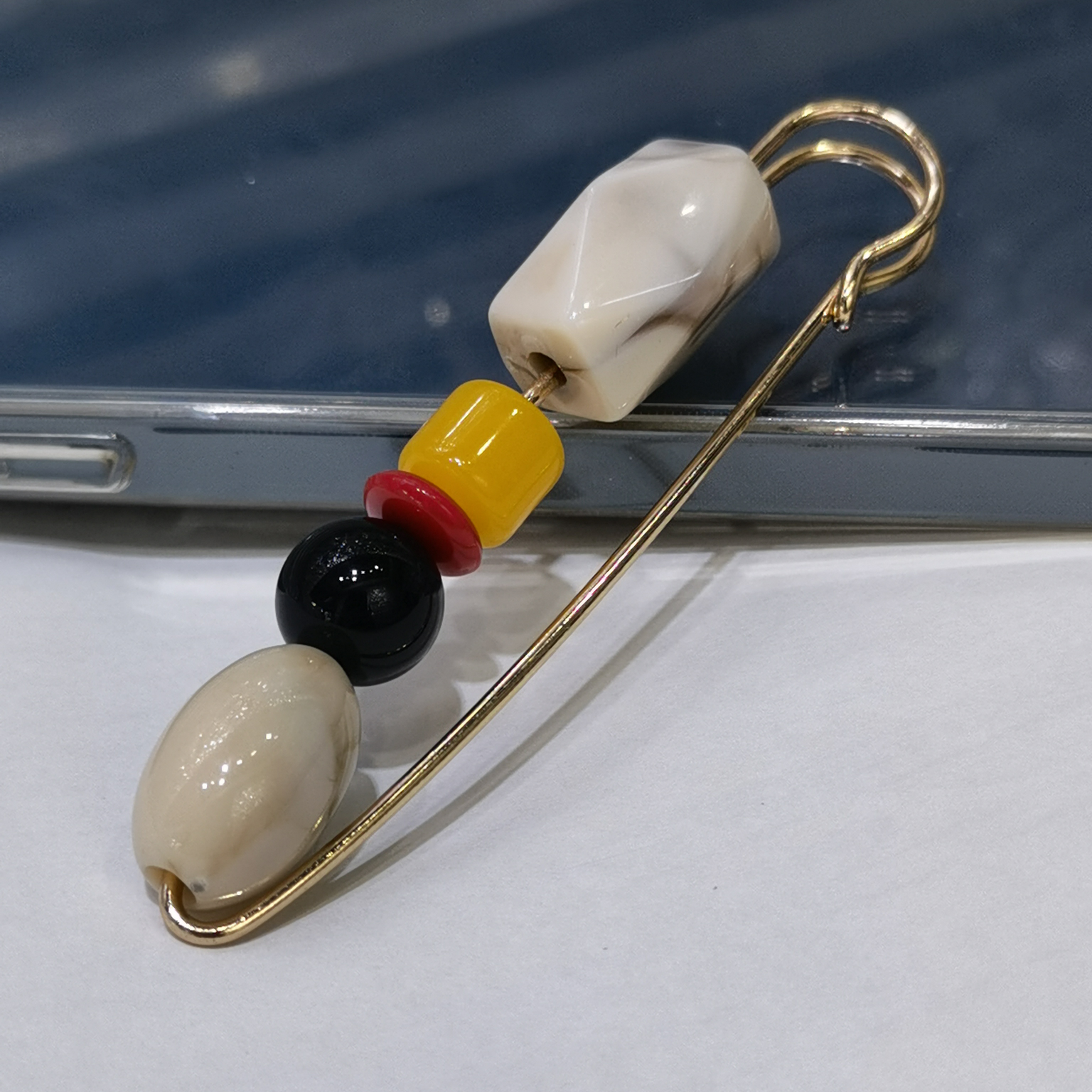 Fashion acrylic color brooch sweet wind cute pin pants change small artifact