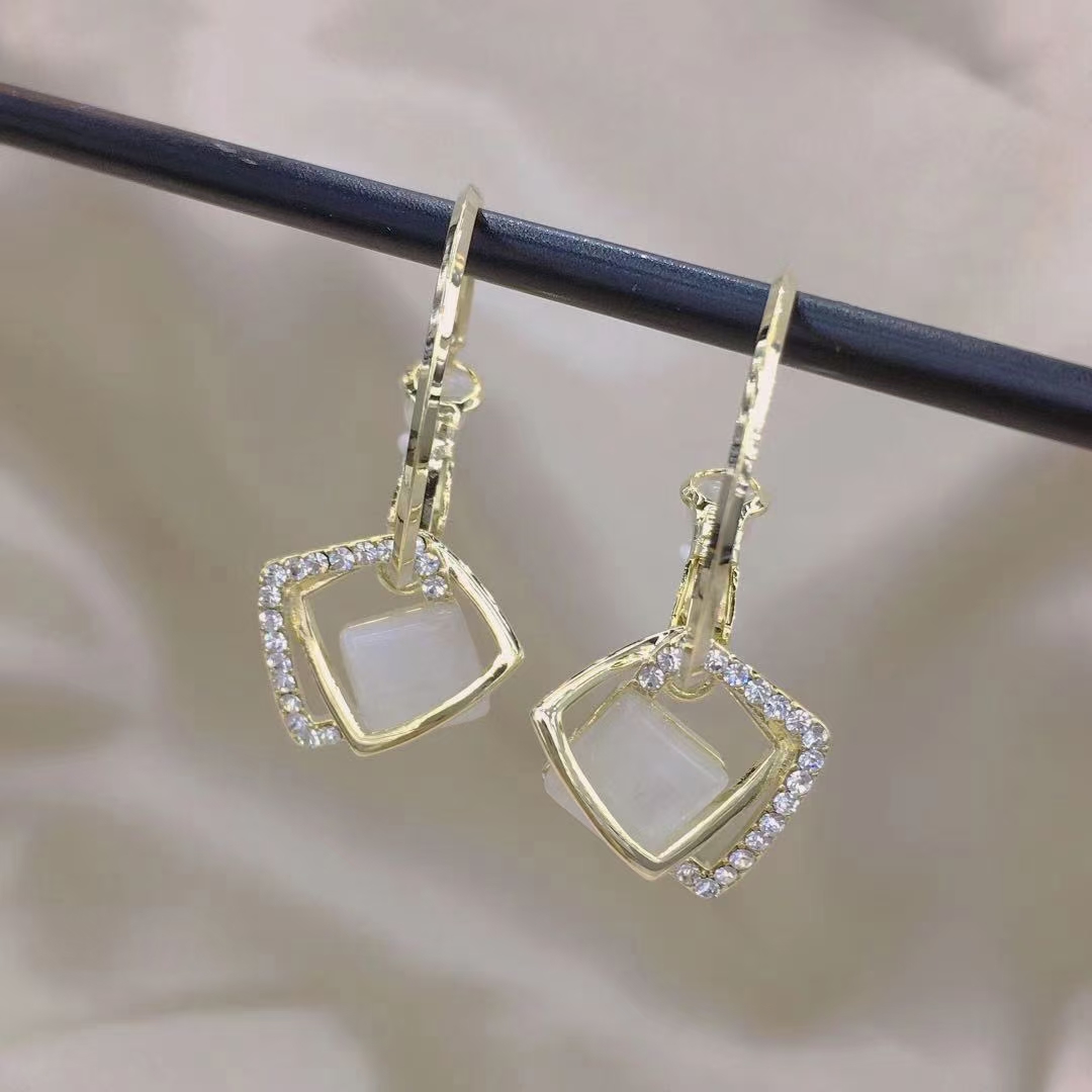 Sweet, trendy, stylish, individualingly exaggerated Japanese and Korean cat-eye diamond-shaped earrings S925 silver needle