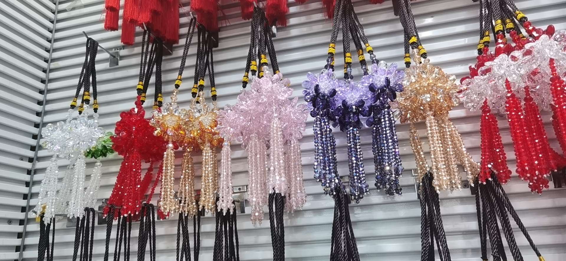 富贵牡丹手工编织重工款水晶车挂产品图