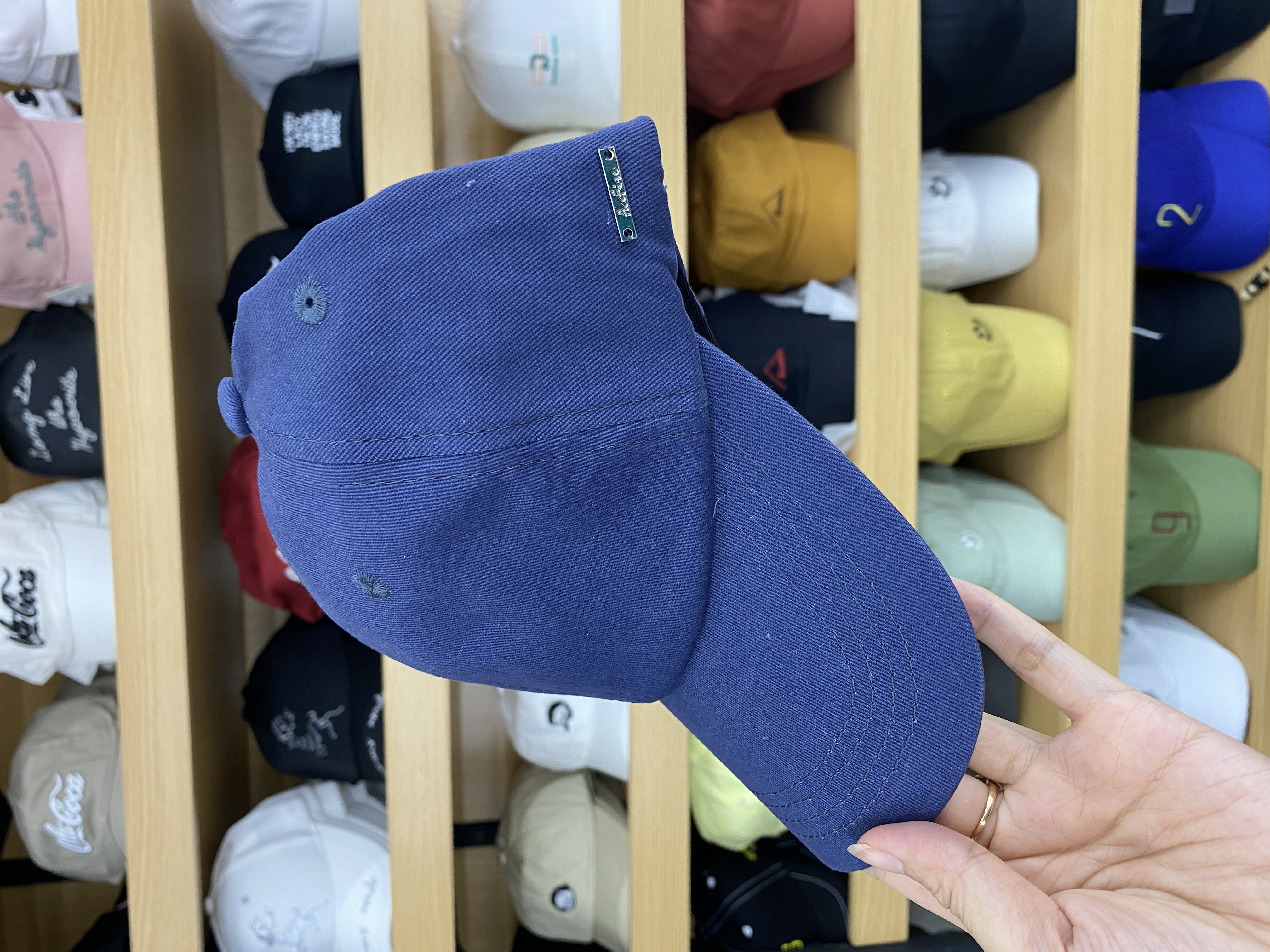 Casual all-cotton smooth board baseball cap detail image 3