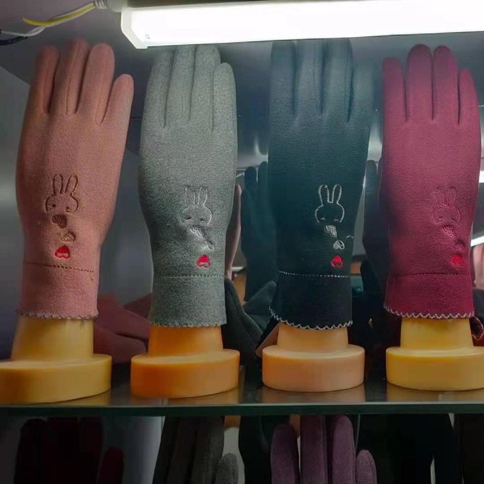 Warm gloves with embroidered rabbit pattern for women thumbnail