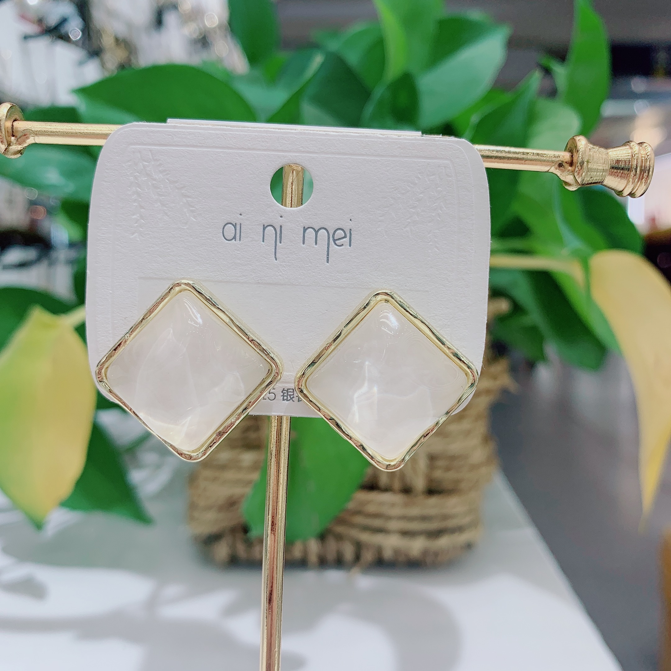 High-end, grand and exaggerated large earrings made of wood, women's niche design sense, individual and elegant stud earrings, 2021 new trend Specification image