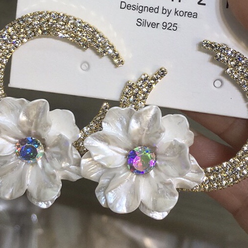 Network explosion recommended 925 silver needle real gold plating Korean board pearl flowers with crescent diamond earrings female