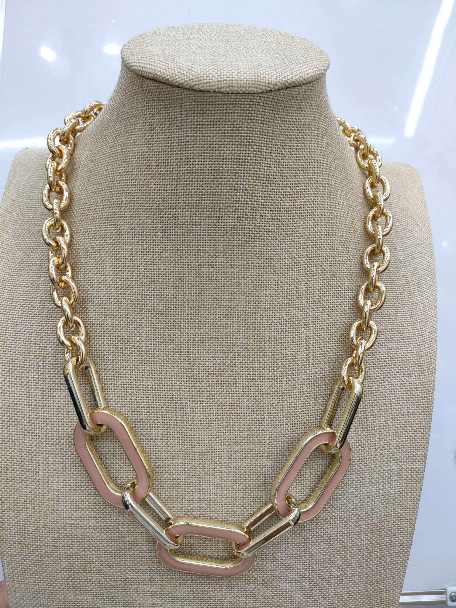 European and American niche metal chain neutral ot buckle chain necklace, suitable for both men and women to wear, choker necklace on Instagram Application Scenario