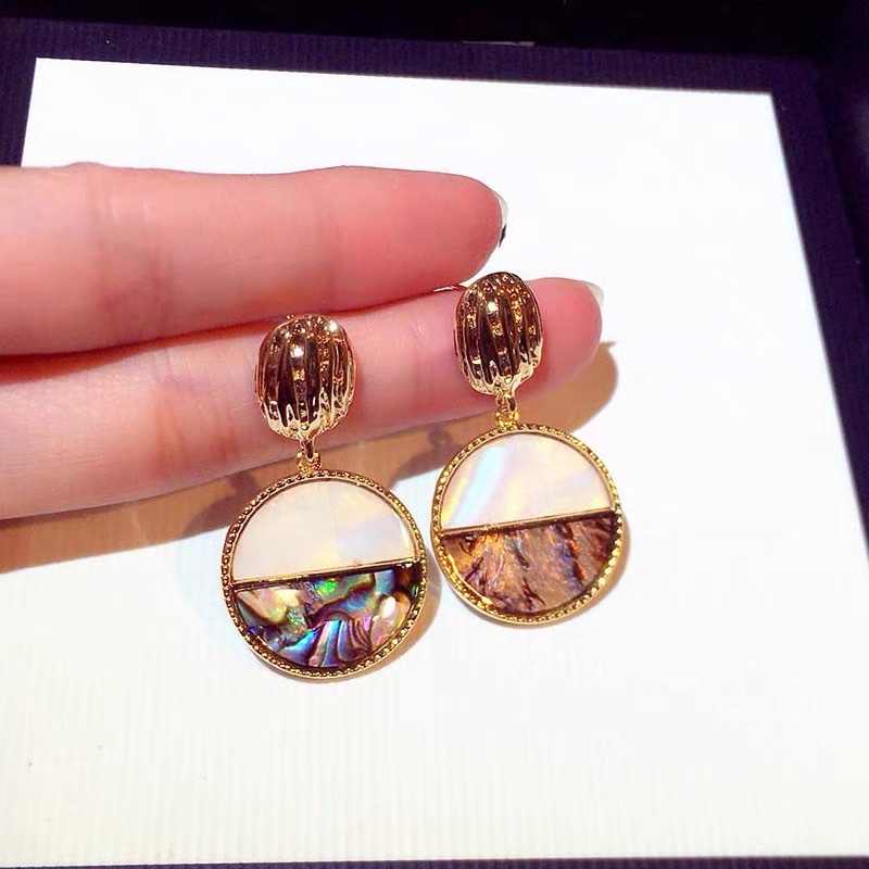 Elegant and high-end, round shell, colorful stud earrings, versatile for women, light luxury mother-of-pearl earrings, Korean personality, Internet celebrity earrings Item Picture