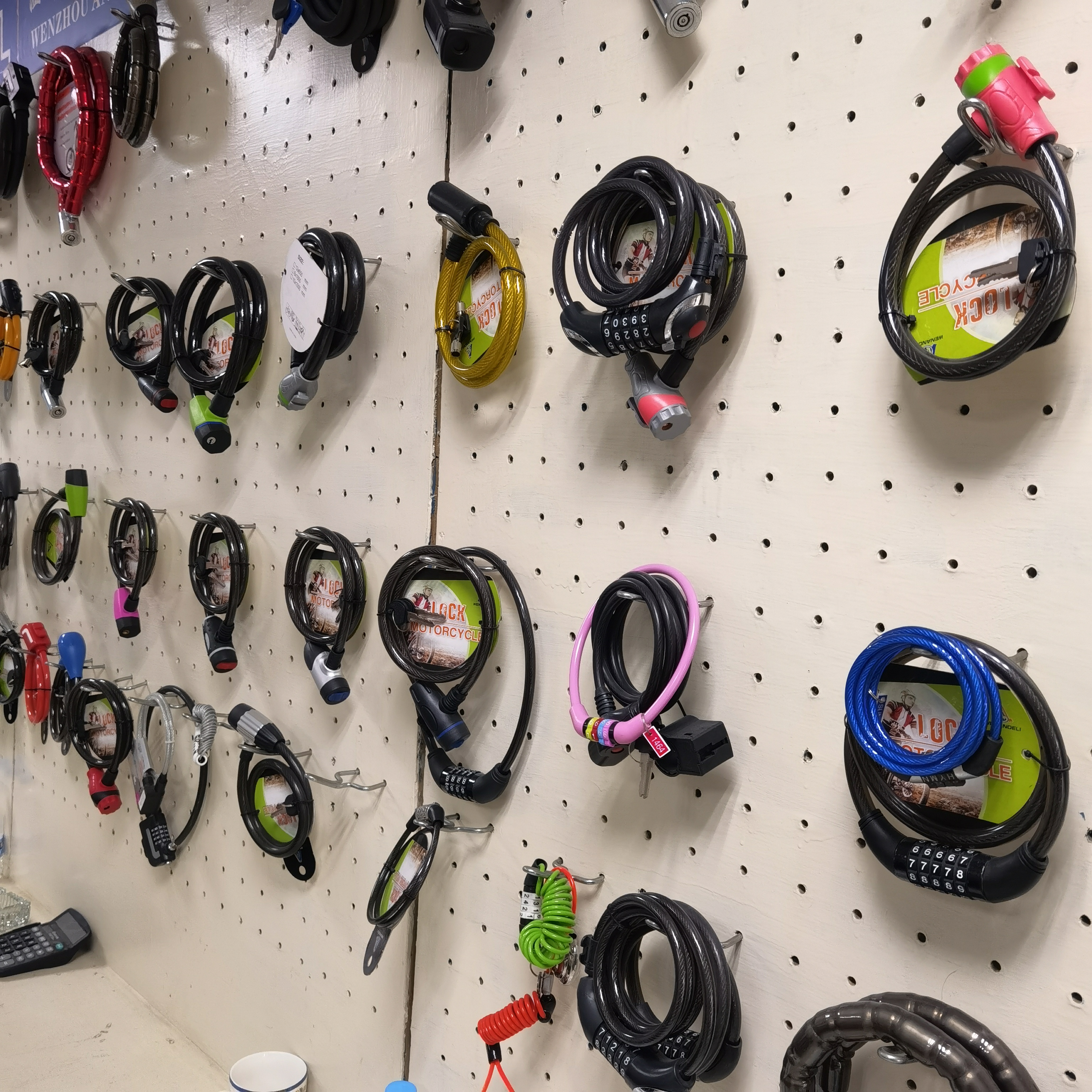 厂家直销各种各样的品质优良的u型锁和钢丝绳密码锁。