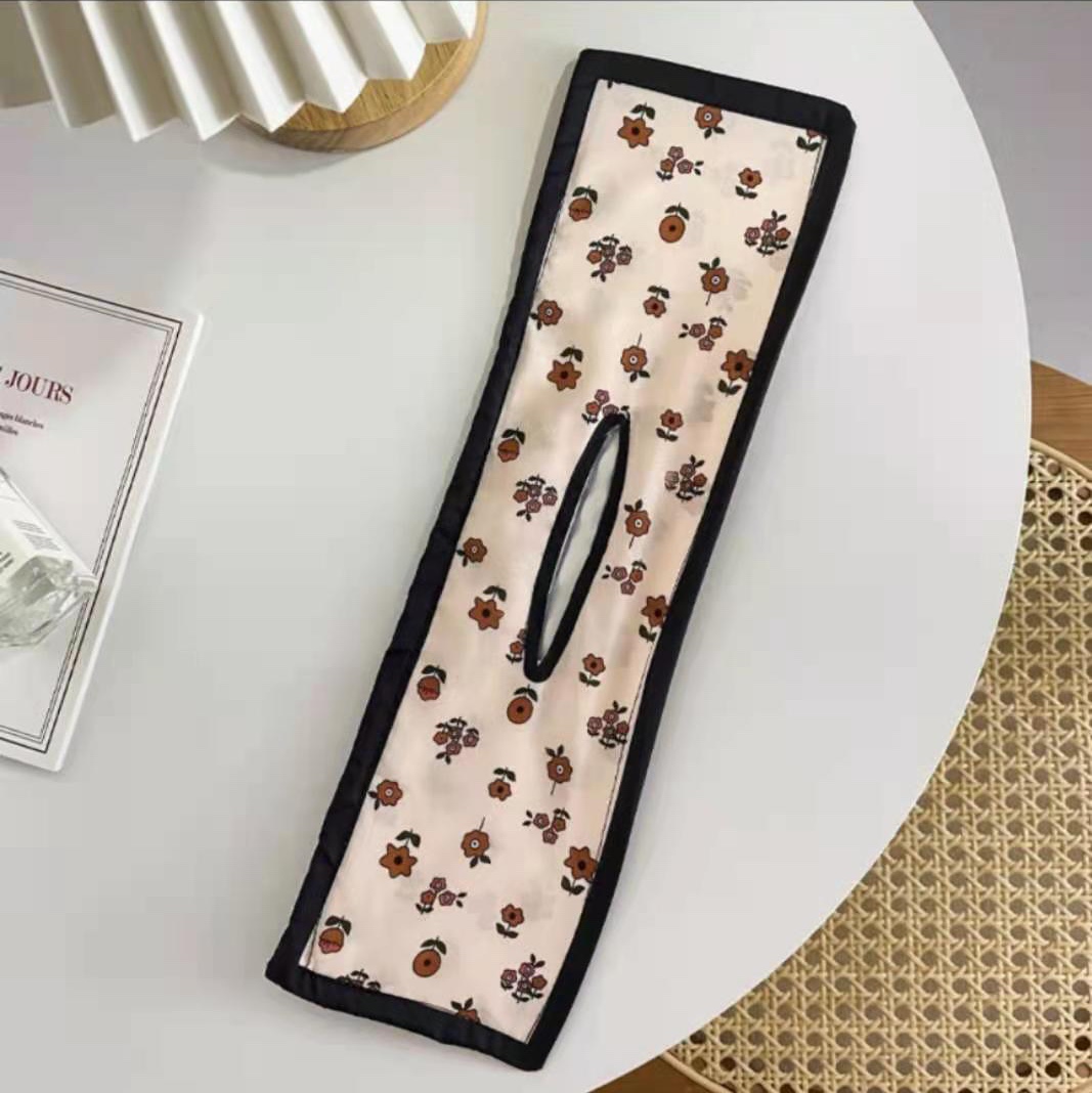 Hair tray orange small flowers with black border