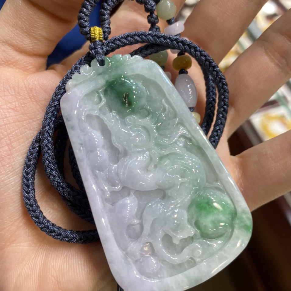 翡翠纯手工雕刻吊坠