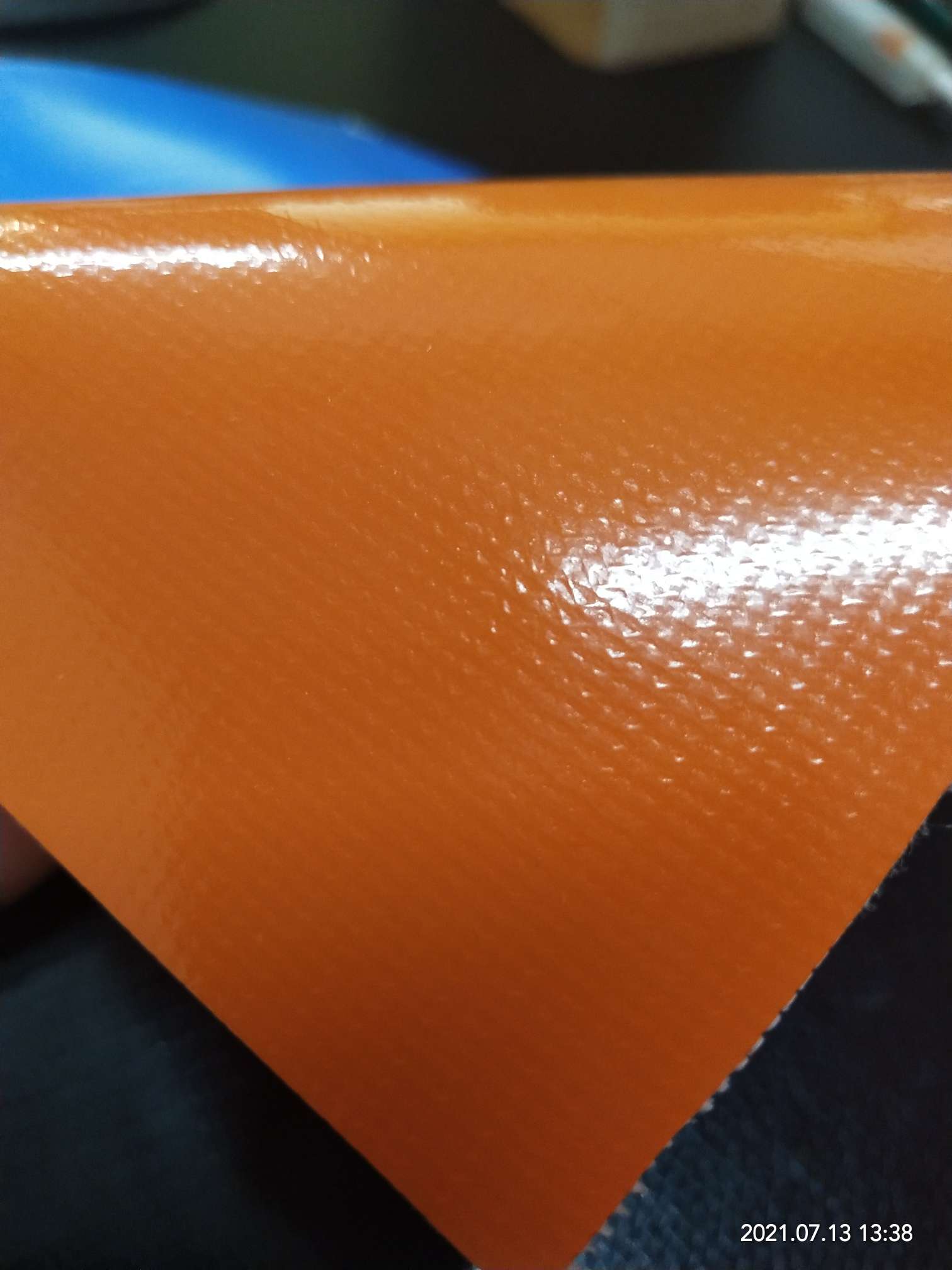 橘黄色光面PVC夹网布  箱包布  机器罩家具罩体育游乐产品专用面料详情图1