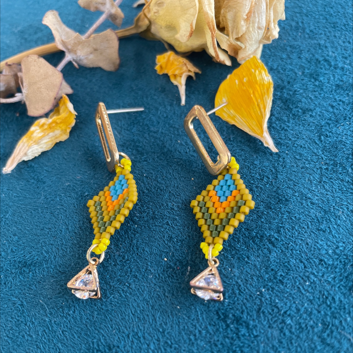 Yudie's new hand-woven beaded ear studs with text, retro and versatile earrings, ear studs, Yudie accessories details Picture