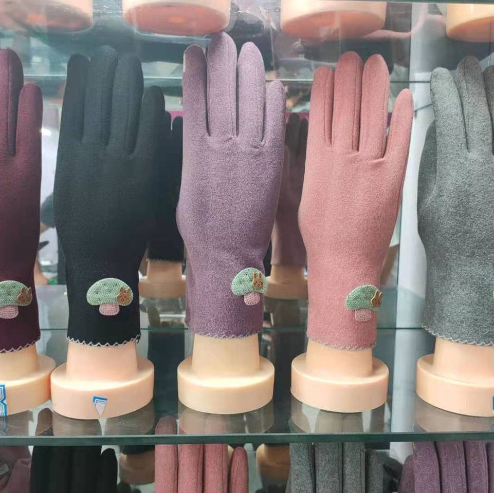 Female self-heating touch screen gloves