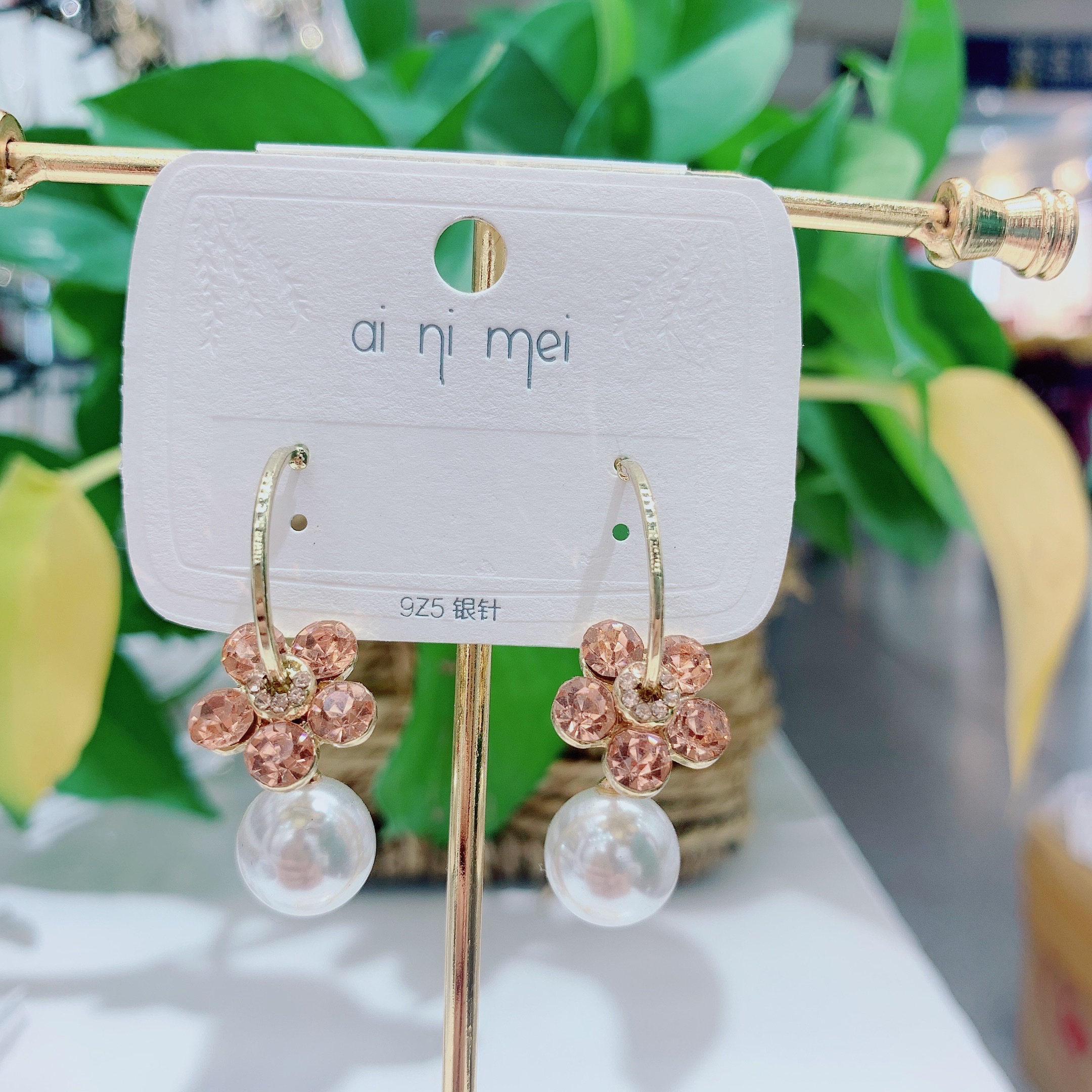 Pearl earrings with the charm of a socialite, a Korean bestseller with diamond-encrusted flowers, are fashionable and versatile, trendy and trendy earrings that are popular among Internet celebrities Item Picture