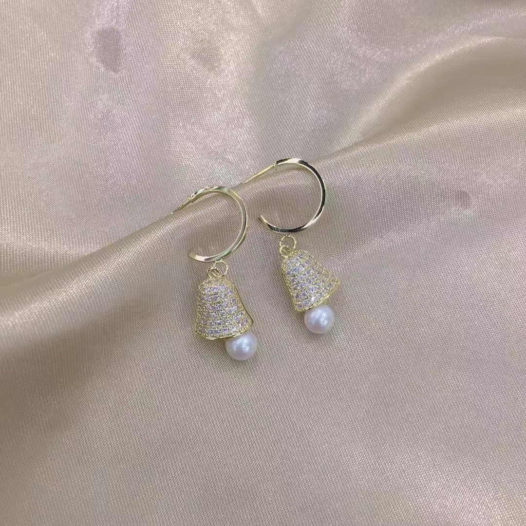 The elegant bell pearl earrings are a high-end design and versatile ear accessory for women