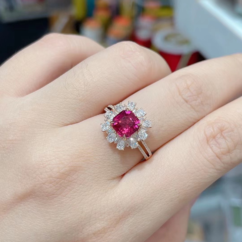 鸽血红红碧玺镶钻戒指