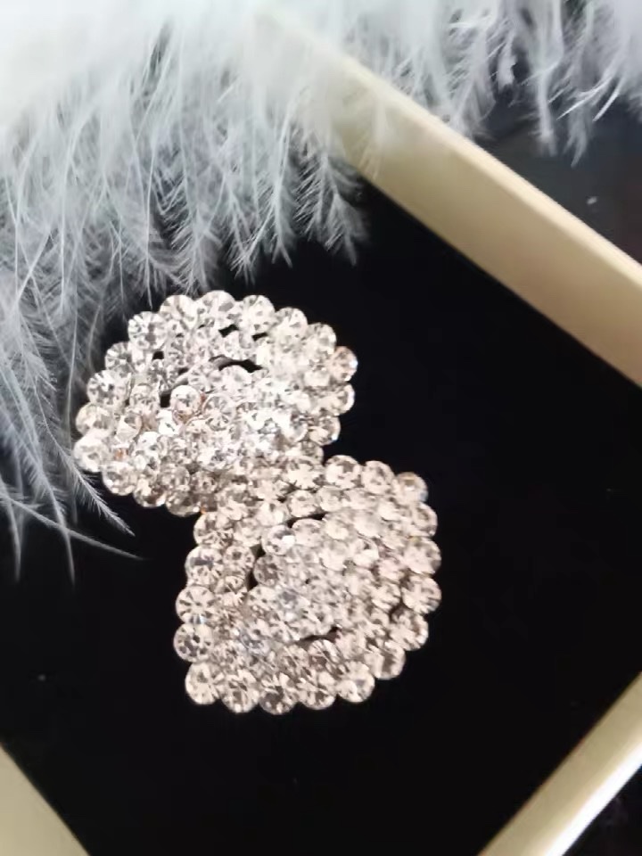 Sparkling Diamond diamond-shaped celebrity summer new Korean style fashionable and trendy stud earrings Application Scenario