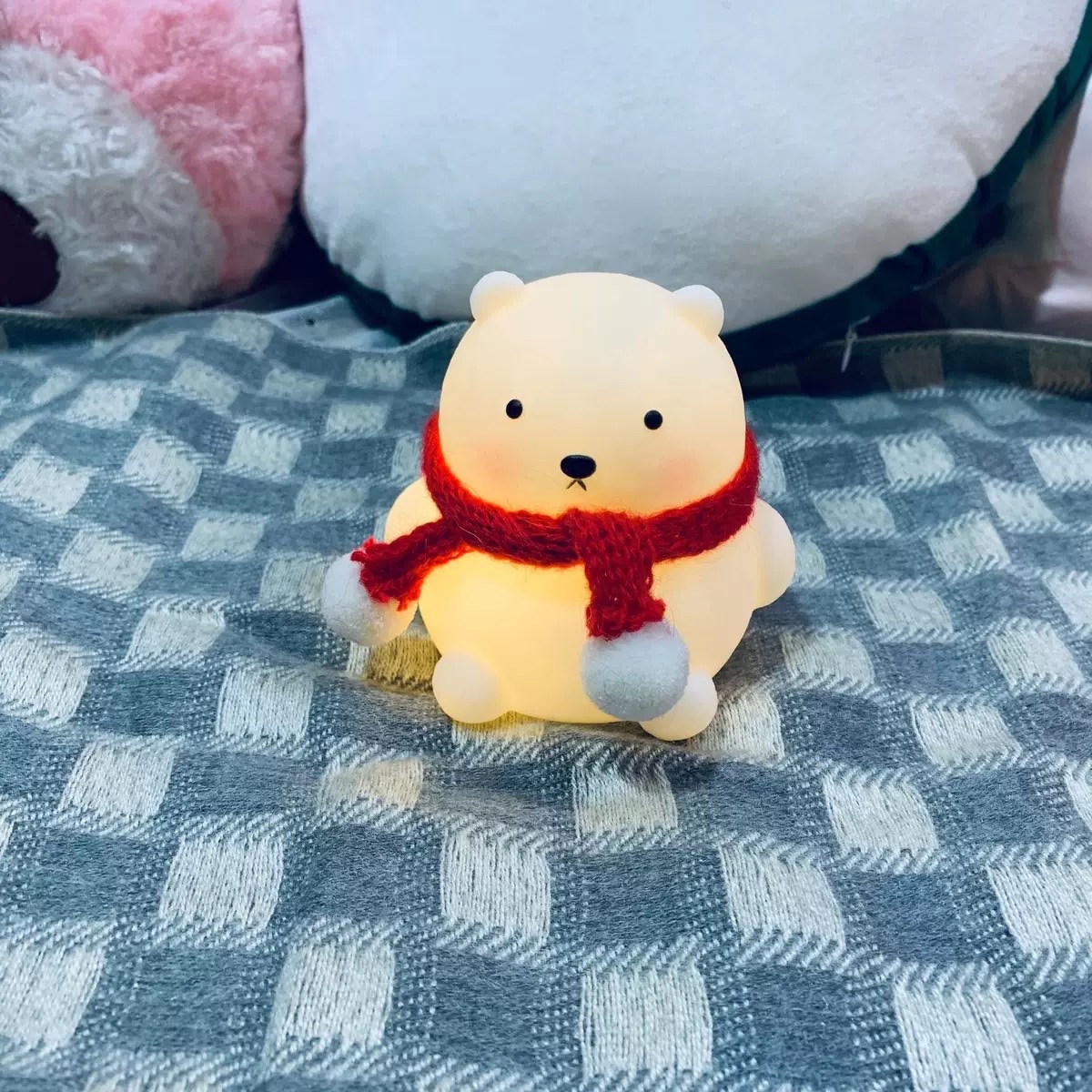 led vinyl night light, duck cartoon, ins creative display item, night market street stall supply, popular illuminated toy, scarf, little bear red Application Scenario