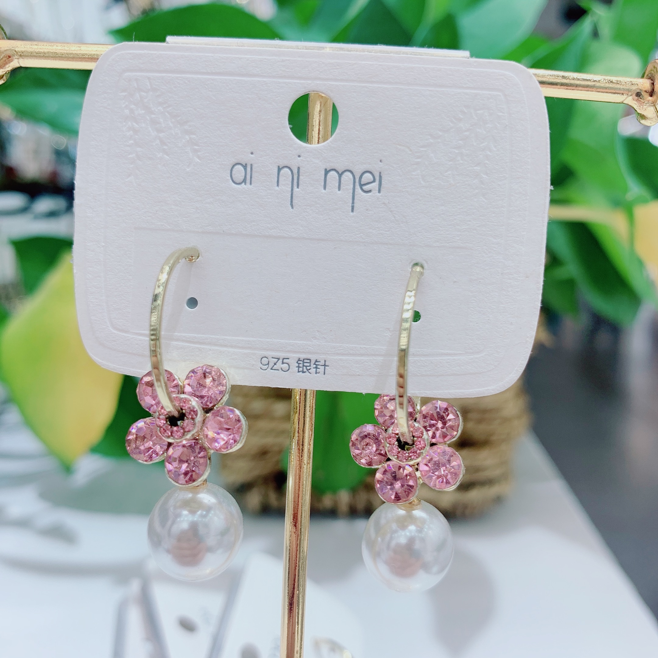 Pearl earrings with the charm of a socialite, a Korean bestseller with diamond-encrusted flowers, are fashionable and versatile, trendy and trendy earrings that are popular among Internet celebrities details Picture
