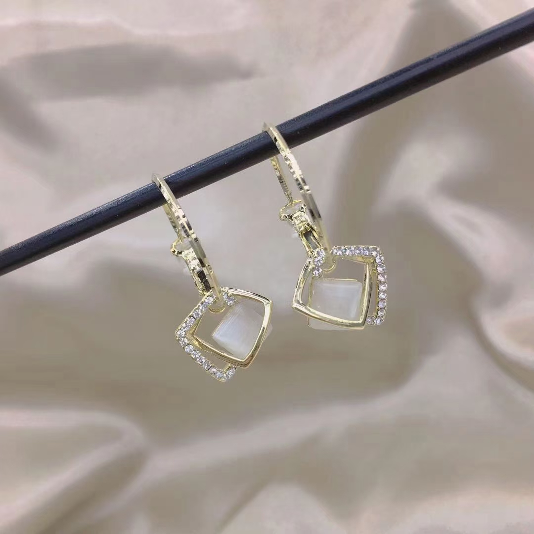 Sweet, trendy, stylish, individualingly exaggerated Japanese and Korean cat-eye diamond-shaped earrings S925 silver needle detail image 2