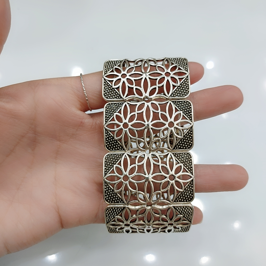 Fashion bracelet small skirt bracelet female Instagram niche design sense fan pendant all matching jewelry bracelet