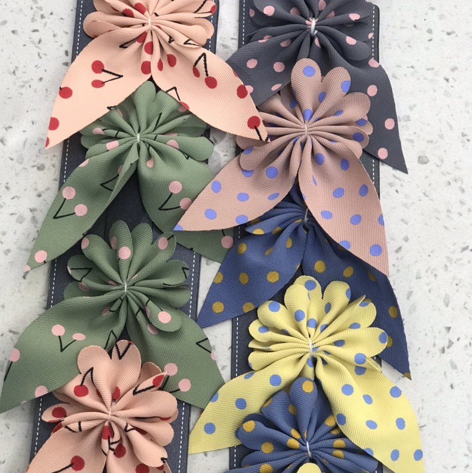 The 2021 Korean version of the new trendy and popular women's hair accessory, the Dot cake hair clip