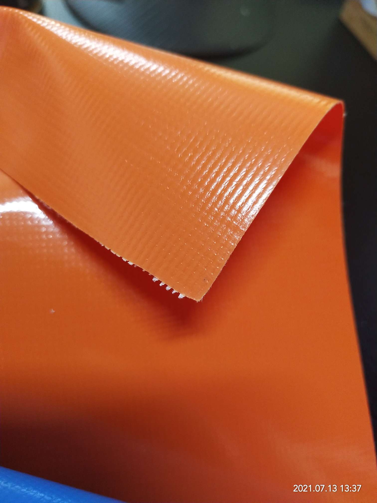 橘黄色光面PVC夹网布  箱包布  机器罩家具罩体育游乐产品专用面料详情图5