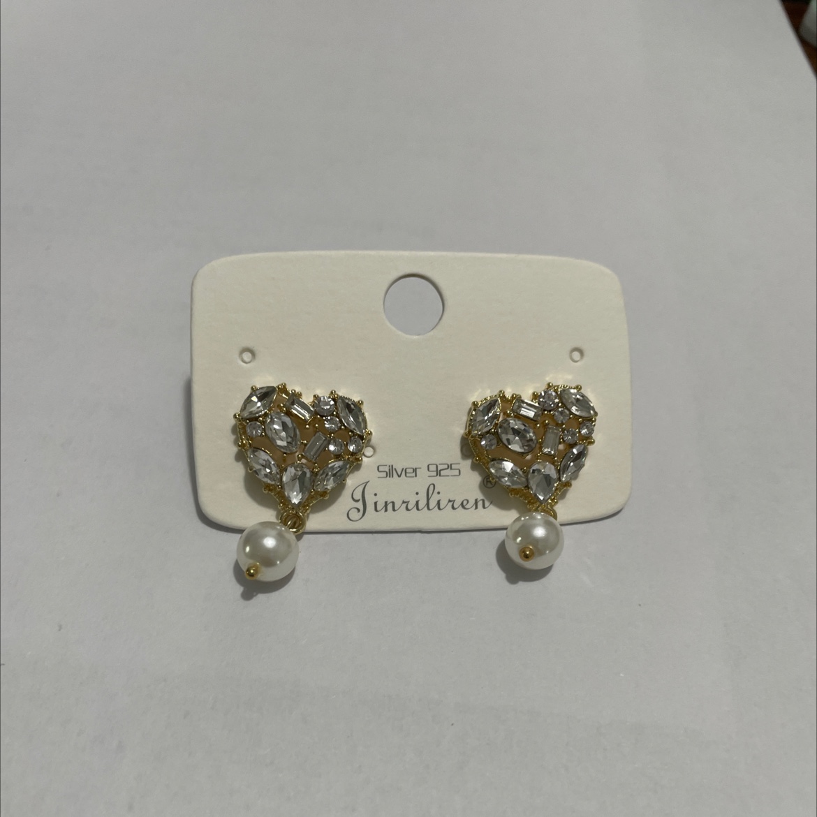Today's beauty new fashion atmosphere casual earrings Application Scenario