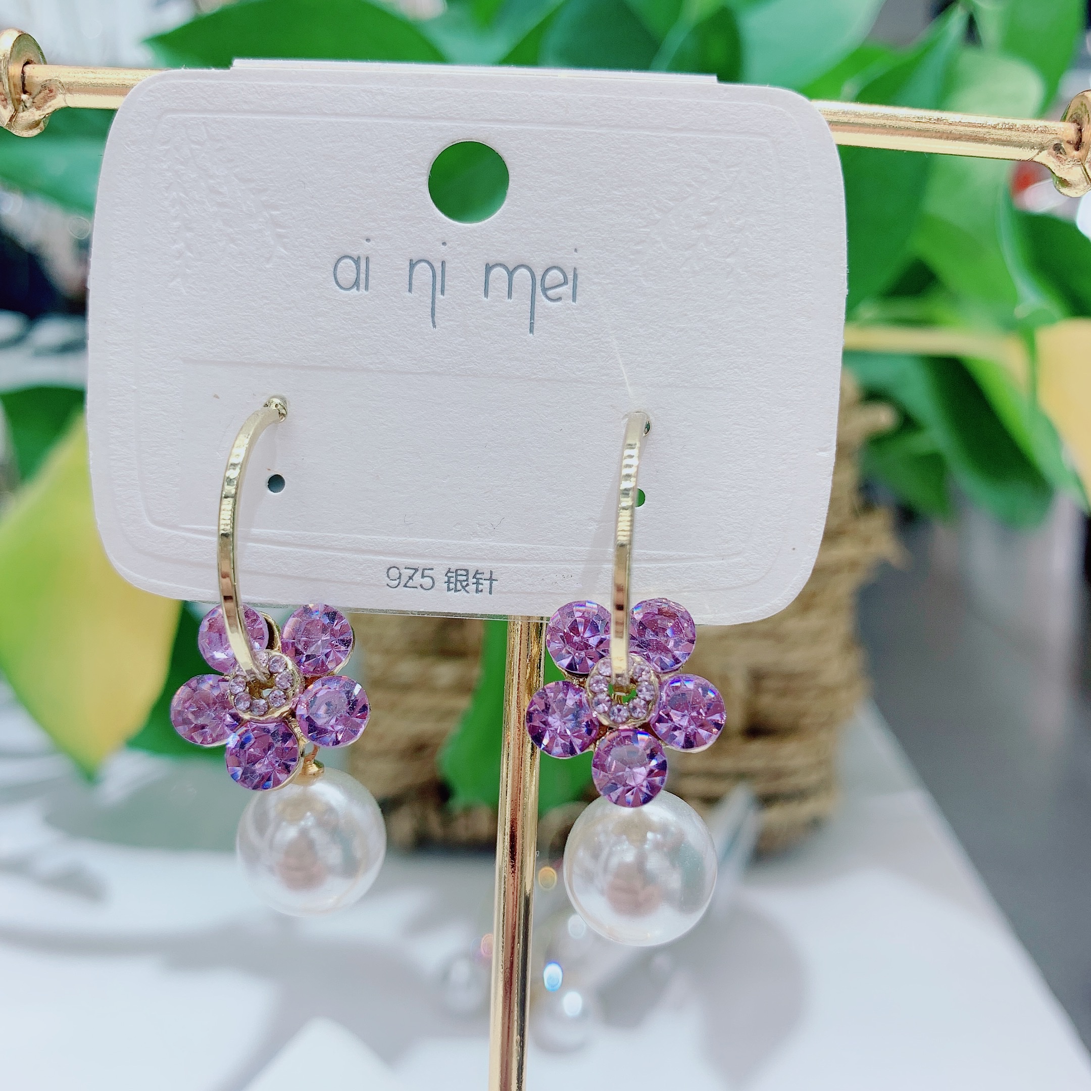 Pearl earrings with the charm of a socialite, a Korean bestseller with diamond-encrusted flowers, are fashionable and versatile, trendy and trendy earrings that are popular among Internet celebrities Application Scenario