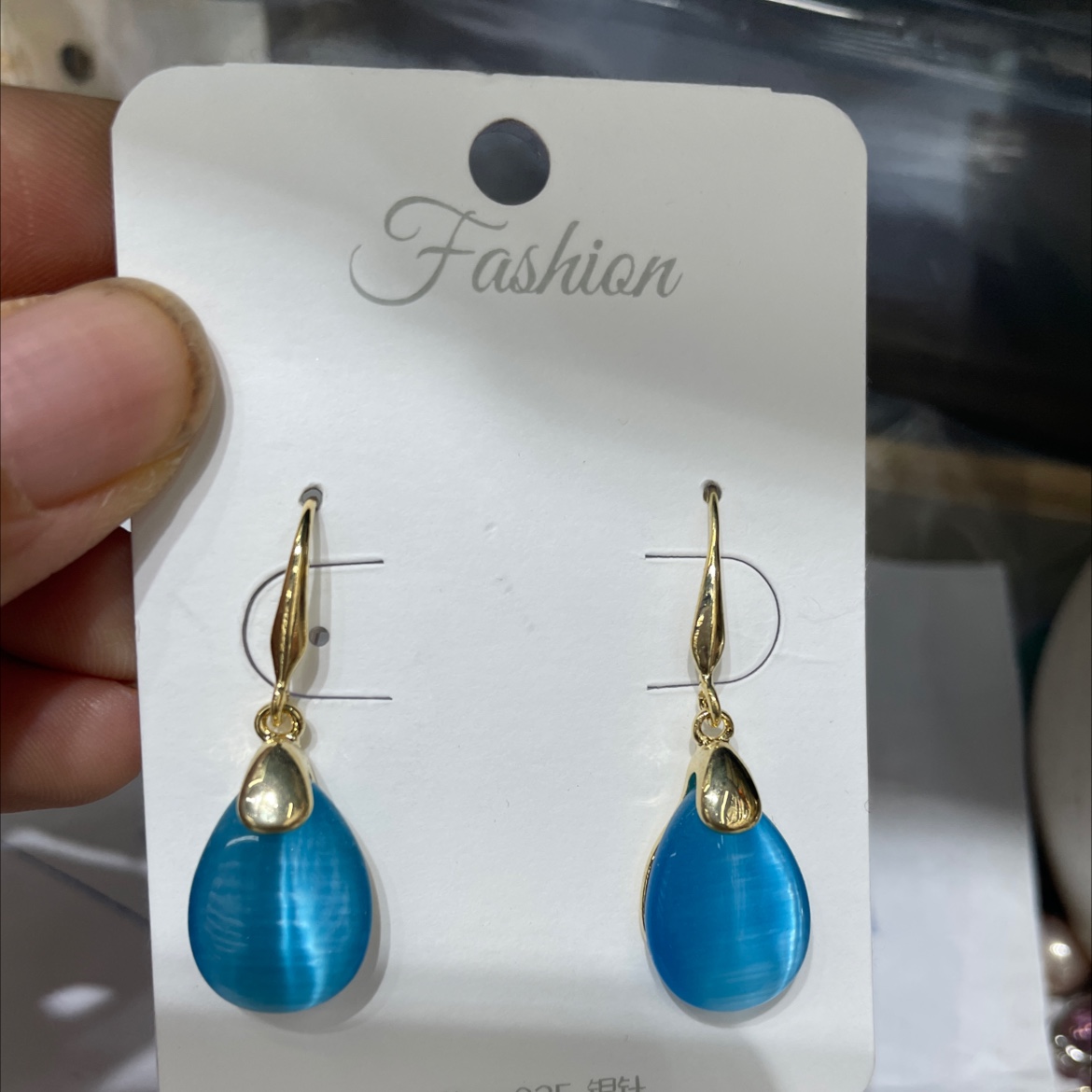 Beauty Korea's new natural cat's eye drop earrings