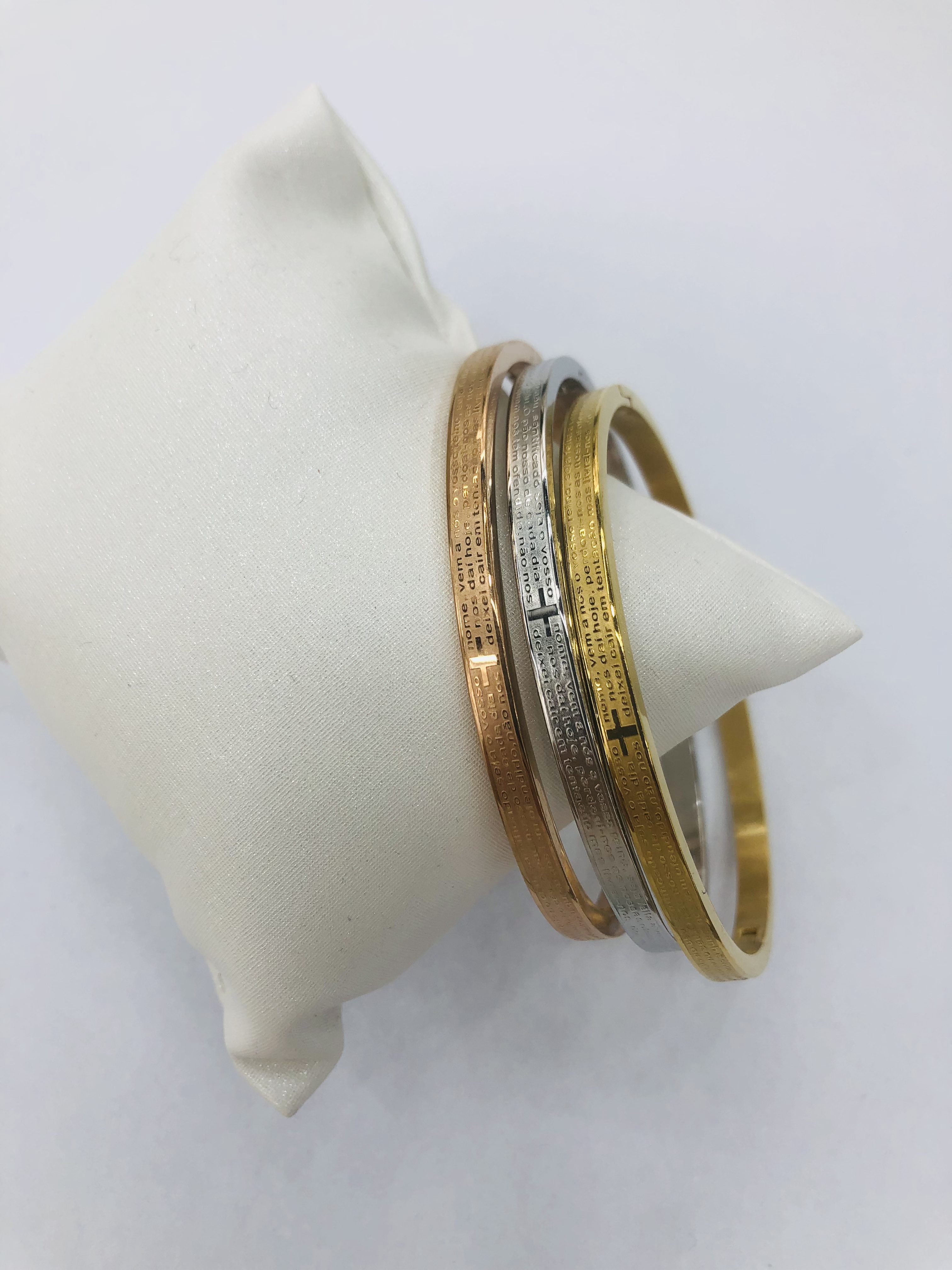 4mm three-color stainless steel girls' bracelet 12 Application Scenario