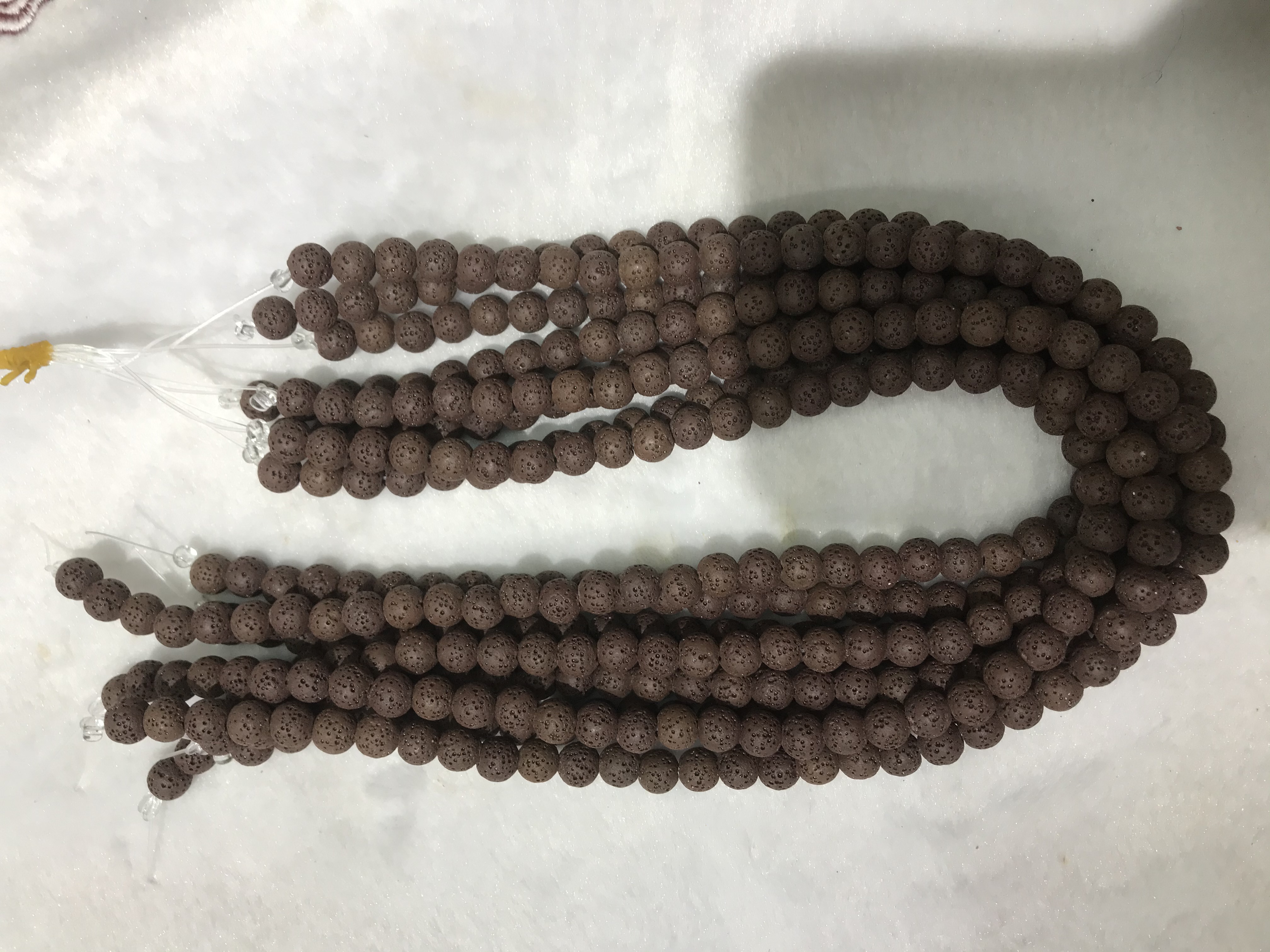 火山岩8*5mm车轮白色白底实物图