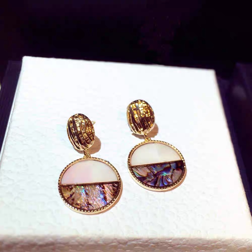Elegant and high-end, round shell, colorful stud earrings, versatile for women, light luxury mother-of-pearl earrings, Korean personality, Internet celebrity earrings Application Scenario