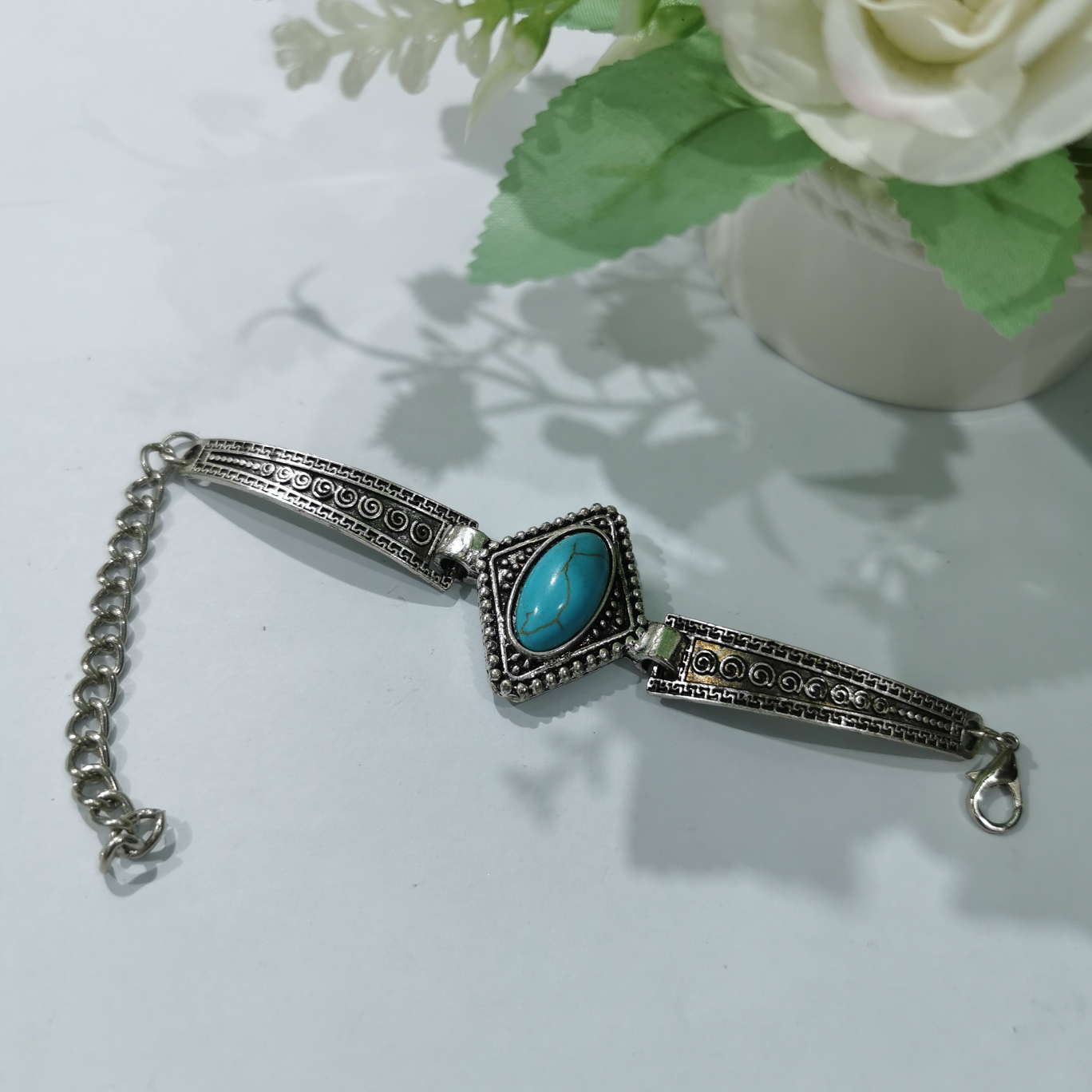 Fashionable turquoise bracelet