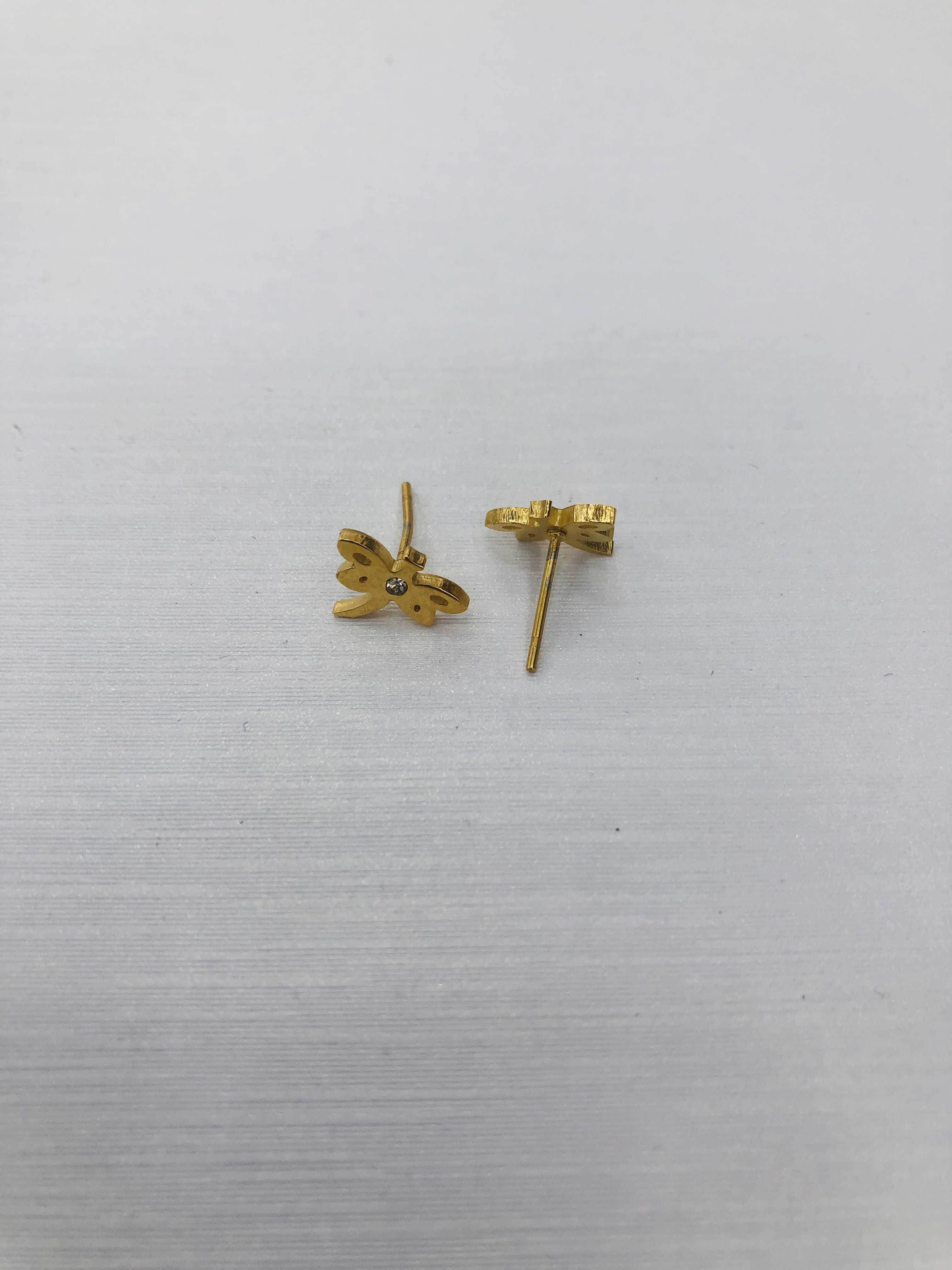 Small and simple Korean-style stainless steel ear studs for girls 10 Application Scenario