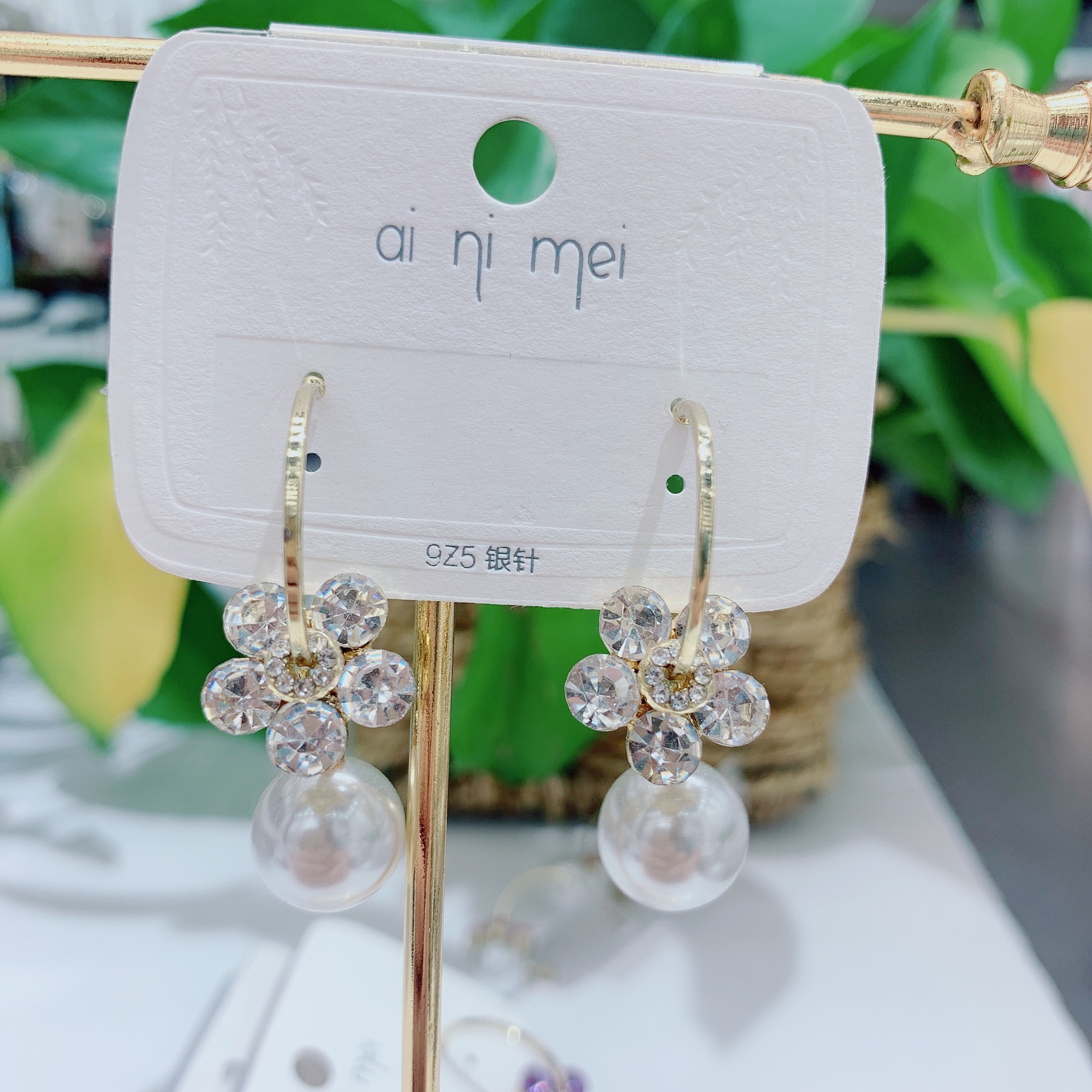 Pearl earrings with the charm of a socialite, a Korean bestseller with diamond-encrusted flowers, are fashionable and versatile, trendy and trendy earrings that are popular among Internet celebrities Specification image