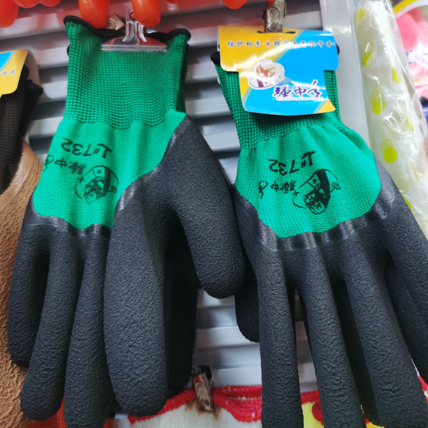 Green yarn black foam protective gloves