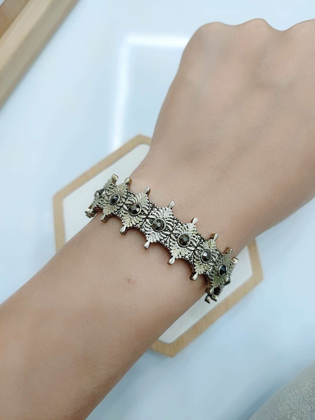 New style of women's Instagram glittering starry sky blue starry sky bracelet with diamond jewelry, Yiwu small commodity supply Specification image