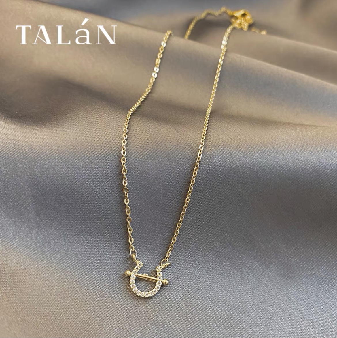Horseshoe clavicle chain