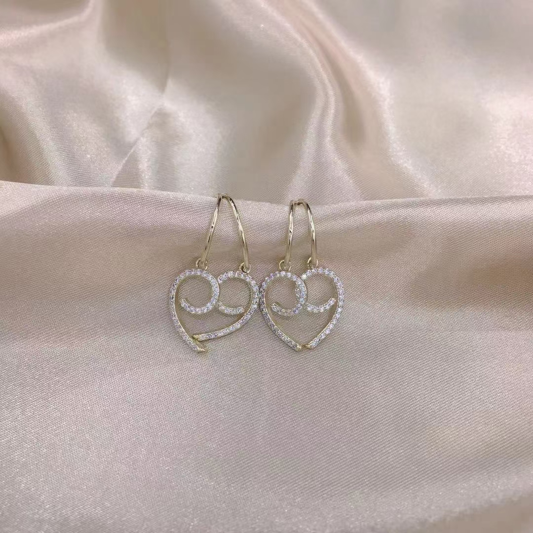 Fashionable and exquisite micro-inlaid zircon Korean-style silver needle earrings, a stylish and exaggerated ear accessory for a goddess