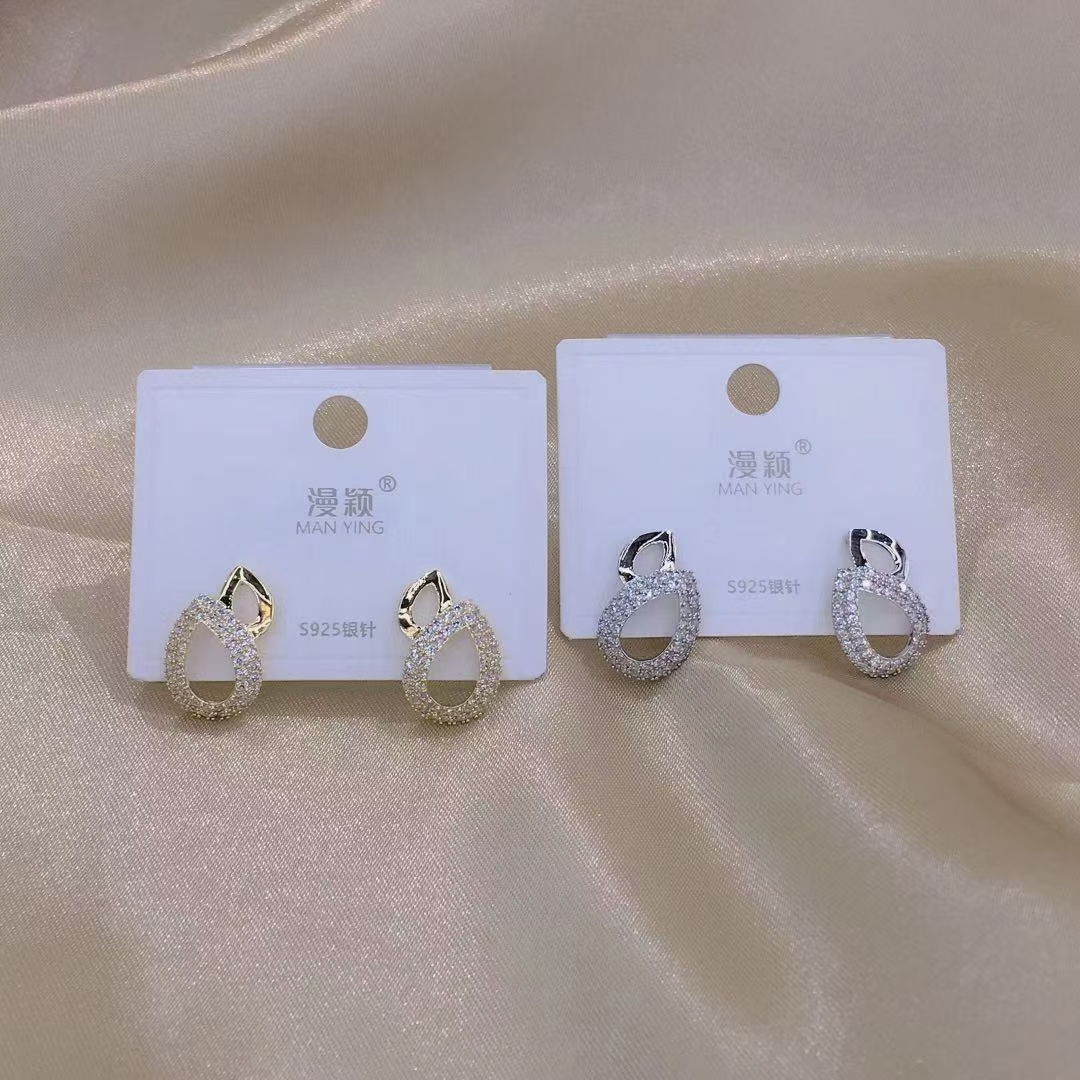 High-end stud earrings, trendy and simple style earrings, small and cold style ear clips for women, and earrings without ear holes