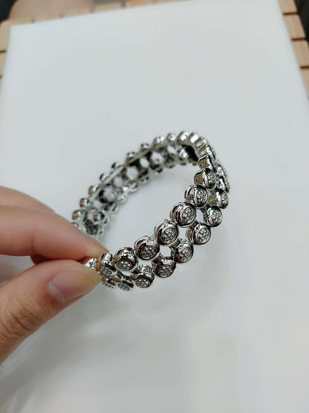 This women's bracelet is a popular, light luxury, exquisite, and Instagram niche design. It doesn't fade and features elastic lines Specification image