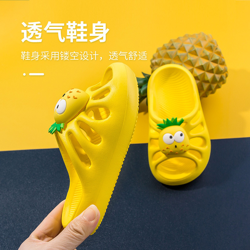 The new children's fishbone croquet shoes from Little Deer Mili are cute, anti-slip, soft-soled and pineapple anti-collision eva slippers details Picture