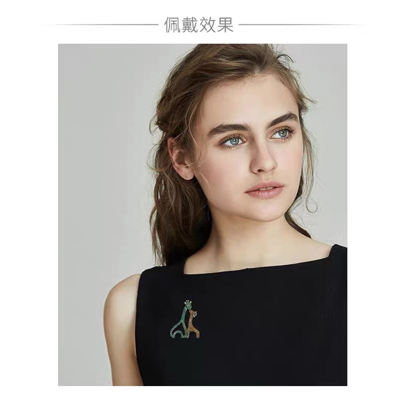 European and American fairy tales and a mother's cute little deer brooch, high-end women's suit accessory brooch, fashionable and cute brooch Specification image