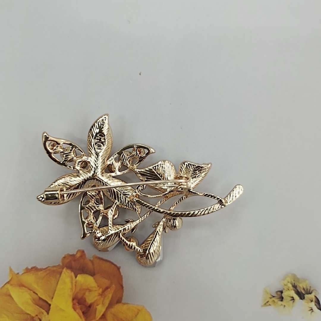 Flower Brooch Color 4 Application Scenario