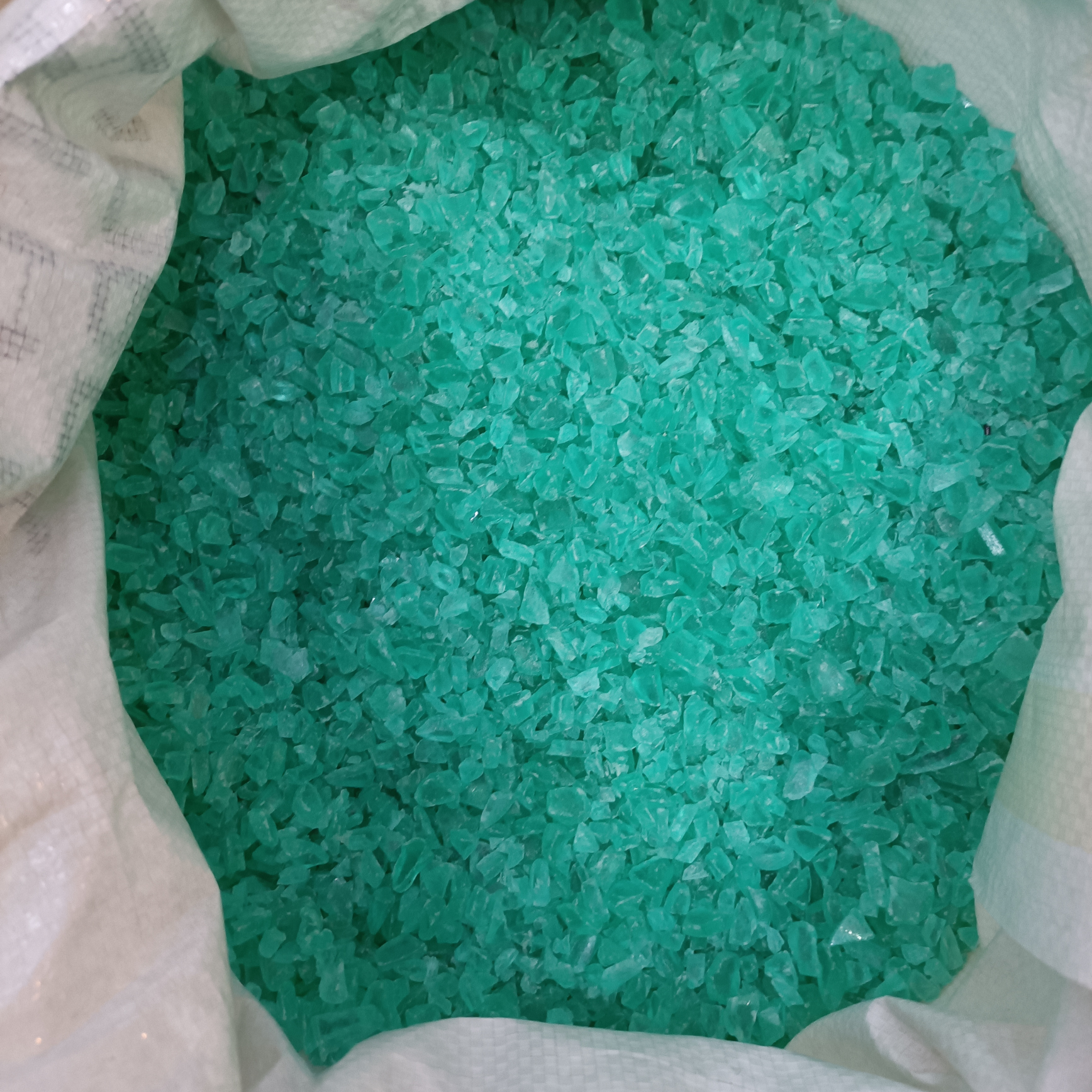 The price of green benzene-permeable recycled plastic particles is negotiable, with a minimum order quantity of 1 ton