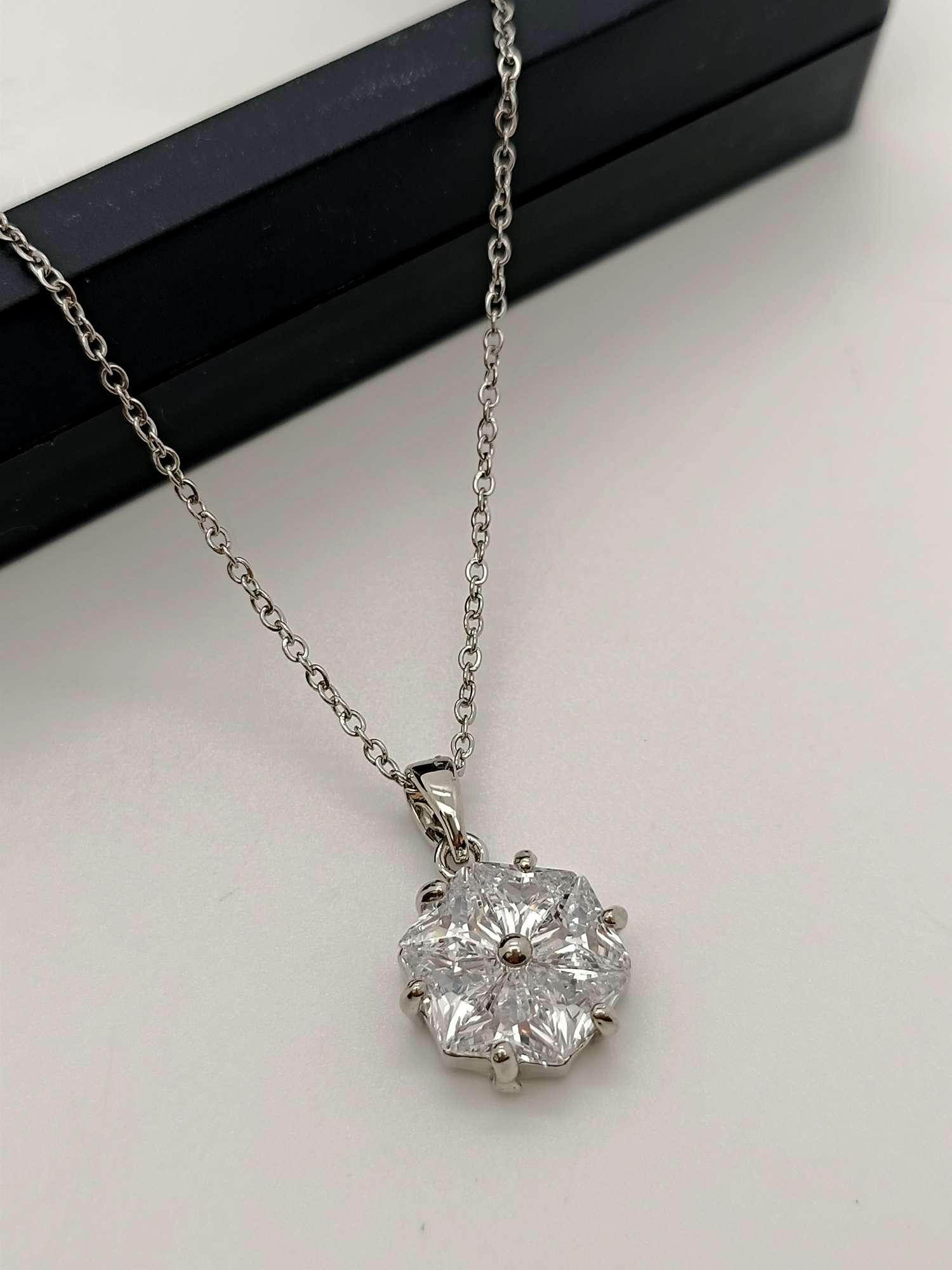 Snowflake necklace Specification image